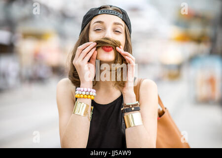 Stile di vita ritratto di una donna in esterno Foto Stock