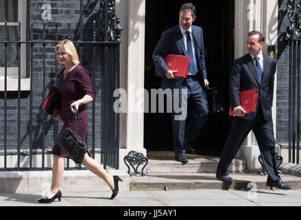 (Da sinistra a destra) Istruzione Segretario Justine Greening, opere e pensioni Segretario David Gauke e Segretario gallese Alun Cairns lasciare a seguito di una riunione del gabinetto di Downing Street, Londra. Foto Stock