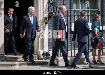 (Da sinistra a destra) il segretario al commercio internazionale Liam Fox, il segretario alla difesa Sir Michel Fallon, il segretario ai trasporti Chris Grayling, il capo della nave Gavin Williamson e il capo della Camera dei Lord la baronessa Evans of Bowes partono dopo una riunione del gabinetto a Downing Street, Londra. Foto Stock