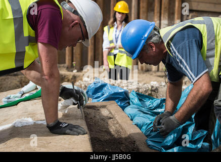 Gli archeologi preparare per sollevare il coperchio di un antico sarcofago romano risalente al IV secolo trovata su un sito di costruzione in Swan Street, Southwark, Londra. Foto Stock