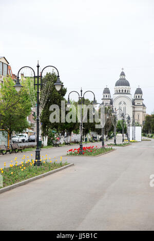 Vista di Piata Trandafililor con l Ascensione del Signore Cattedrale Ortodossa, Targu Mures, Romania Foto Stock