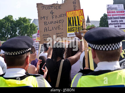A seguito dell'incendio a Grenfell Tower, amici e membri della comunità hanno marciato da Shephards Bush di Westminster il giorno di Rage. 21 Giugno 2017 Foto Stock
