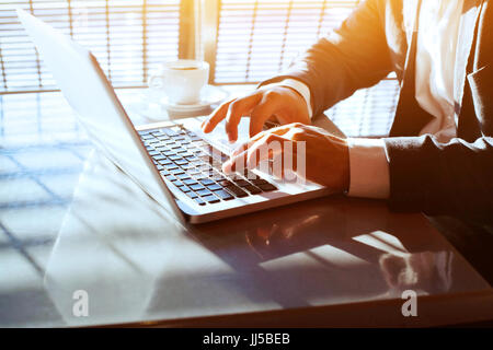 Business travel, lavorando sul computer portatile online, primo piano delle mani di imprenditore, persona tramite wifi internet in aeroporto Foto Stock