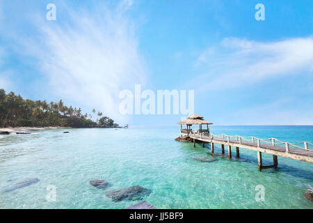 Splendido paradiso tropicale spiaggia paesaggio, isola con pier in acqua turchese Foto Stock