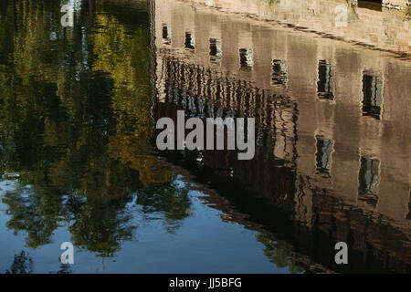 Strasburgo, Francia, città vecchia edifici e case di riflessioni in città il sistema di canale; Foto Stock