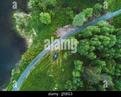 Bella vista aerea di strada di campagna in foresta verde, paesaggio da fuco Foto Stock