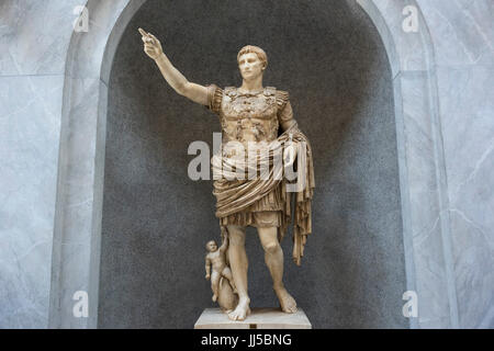 Roma. L'Italia. Augusto di Prima Porta, statua in marmo dell'imperatore romano Augusto (Ottaviano / Ottaviano), Braccio Nuovo, Musei Vaticani. Musei Vaticani. Foto Stock