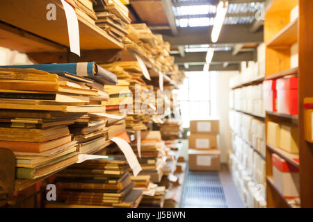 Storage di archivio, vecchi documenti e libri memorizzati nella libreria Foto Stock