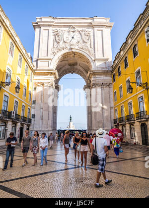 Lisbona, Portogallo - 13 giugno 2017: la Rua Augusta Arch, un arco trionfale-simili, edificio storico a Lisbona, Portogallo, sulla Praça do Comércio. Foto Stock
