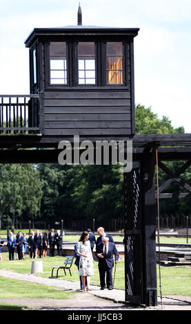 La Duchessa di Cambridge con superstite Manfred Goldberg e il Duca di Cambridge con superstite Zigi mittente durante la loro visita all'ex campo di concentramento nazista a Stutthof, vicino a Danzica, il secondo giorno della loro tre giorni di tour della Polonia. Foto Stock