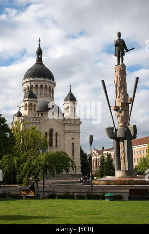 Il monumento a Avram Iancu nella parte anteriore della Dormizione della Theotokos cattedrale, Cluj-Napoca, Romania Foto Stock