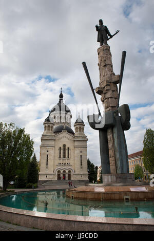 Il monumento a Avram Iancu nella parte anteriore della Dormizione della Theotokos cattedrale, Cluj-Napoca, Romania Foto Stock