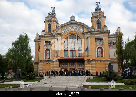Persone queing al Lucian Blaga Teatro Nazionale, Cluj-Napoca, Romania Foto Stock
