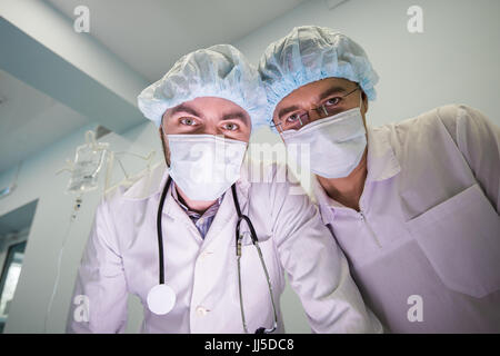 Medici esperti durante il funzionamento in ospedale. Primo punto di vista Foto Stock