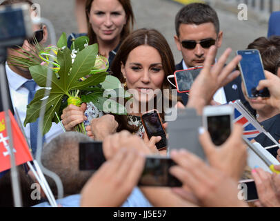 La Duchessa di Cambridge è dato fiori come lei visiti la Dlugi Targ mercato in Gdansk sul secondo dei tre giorni di tour della Polonia. Foto Stock