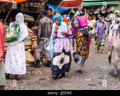 ADDIS ABEBA, ETIOPIA - Giugno 06, 2016: la gente ad Addis Mercato ad Addis Abeba, Etiopia, il mercato più grande in Africa. Foto Stock