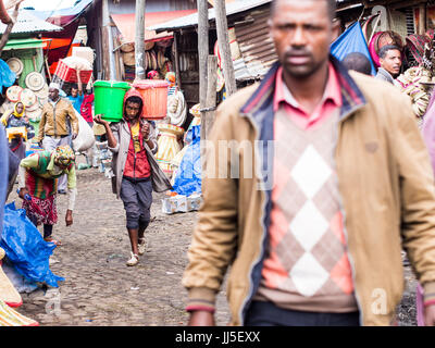 ADDIS ABEBA, ETIOPIA - Giugno 06, 2016: la gente ad Addis Mercato ad Addis Abeba, Etiopia, il mercato più grande in Africa. Foto Stock