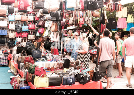 I visitatori in sfoglia il mercato del sabato in riverside villaggio di Dalyan, un popolare resort per vacanze in Turchia Foto Stock