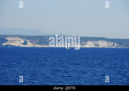 Sailbots vicino alla costa della Corsica. Le Bianche scogliere di Bonifacio in background. Foto Stock