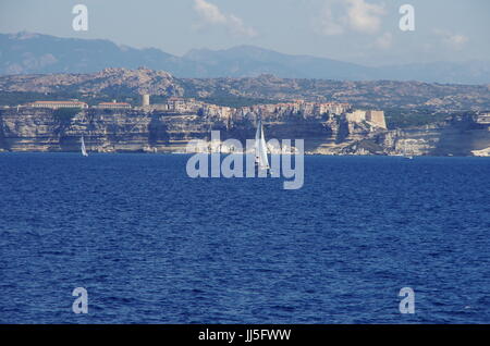 Sailbots vicino alla costa della Corsica. Le Bianche scogliere di Bonifacio in background. Foto Stock