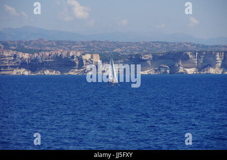 Sailbots vicino alla costa della Corsica. Le Bianche scogliere di Bonifacio in background. Foto Stock