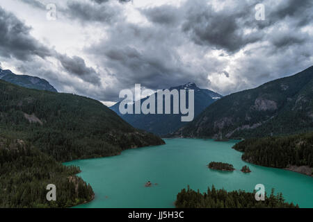 Drammatica nuvole roll over Diablo Lake, il Parco Nazionale delle Cascate del Nord, Washington Foto Stock