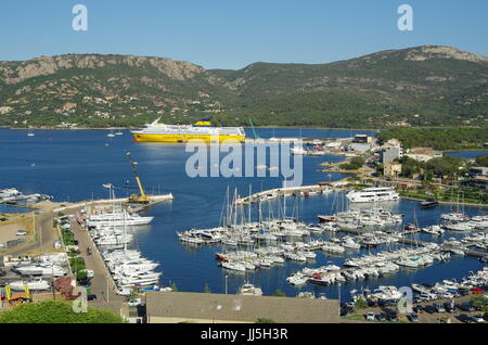 Portovecchio, fr - giugno 23,2017 - vista del porto vecchio porto con ferry boat pronto a lasciare. Foto Stock