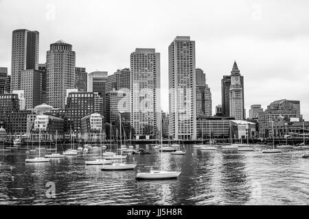 Skyline di Boston - Vista dal porto di Boston Foto Stock