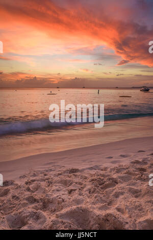 Bellissimo tramonto rosso su Seven Mile Beach in Grand Cayman. Foto Stock