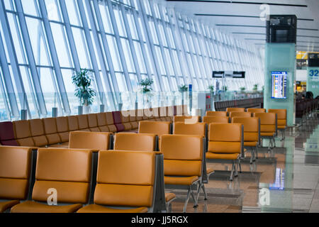 Sedile del passeggero in partenza lounge per vedere aereo, vista dal terminal aeroportuale. Foto Stock