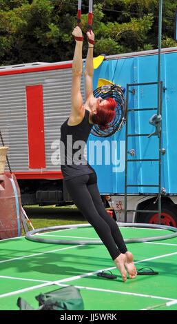 Christchurch, Nuova Zelanda - 21 Gennaio 2013: Fusibile circense pratica prima del Campeggio il caos mostra al ventesimo mondo Buskers Festival su Foto Stock