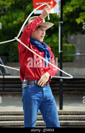 Christchurch, Nuova Zelanda - 23 Gennaio 2011: Texas intrattenitore Shelby Bond, noto anche come Cowboy Max, eseguendo con la corda in corrispondenza del XVIII WOR Foto Stock