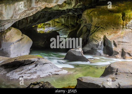 Atluck creek taglio attraverso il cast calcare creando huson ponte naturale grotta in poco huson grotta parco regionale, nel nord della isola di Vancouver, brit Foto Stock