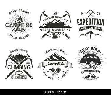 Vintage badge di alpinismo set. Il logo di arrampicata, vintage emblemi. Scalare marcia alpinismo - casco, moschettone, falò. Retro t shirt design. Vecchio stile di illustrazione. Effetto di stampa in rilievo Foto Stock