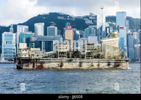 Il dragaggio di nave nel porto Victoria in hong kong Foto Stock