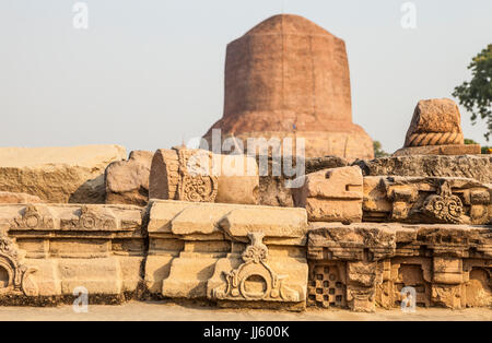 Dhamekh Stupa a Sarnath, in India, il luogo di nascita del buddismo. Il Buddha è detto di avere predicò il suo primo sermone in cui questo stupa sorge oggi. Foto Stock