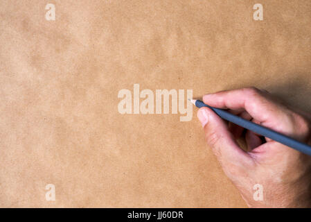 Maschio di Illustrator e artista di abbozzo di disegno con matita, vista dall'alto di mano da vicino con il fuoco selettivo Foto Stock