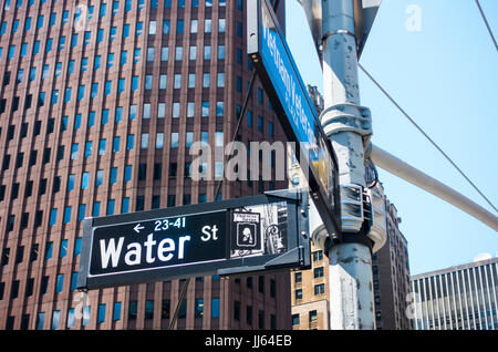 Indicazioni stradali mostra acqua santa a Vietnam Veterans Plaza nel quartiere finanziario di Lower Manhattan Foto Stock