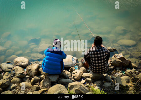 Due uomini di pesca sul lago Fewa Nepal Foto Stock