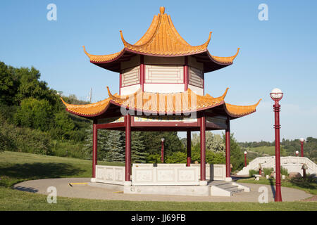 Padiglione del Giardino Cinese al Parco Louise McKinney nella valle del fiume Edmonton con cielo blu chiaro, Alberta, Canada Foto Stock