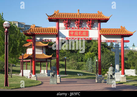 Giardino cinese al Louise McKinney Park nella valle del fiume Edmonton con cielo blu, Alberta, Canada Foto Stock