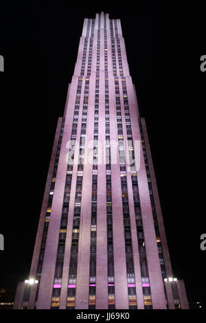 La NBC Tower, 30 edificio di roccia di notte nel centro Rockefeller, Manhattan New York City Foto Stock