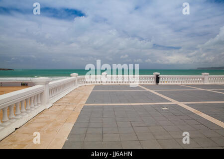 Vuoto spiaggia di El Sardinero promenade, a Santander, Cantabria, SPAGNA Foto Stock