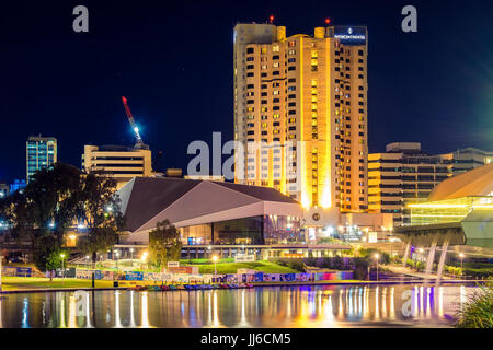 Adelaide, Australia - 16 Aprile 2017: InterContinental Hotel nel CBD di Adelaide illuminata di notte vista lungo fiume Torrens Foto Stock