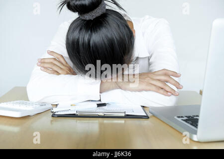 Office, business, tecnologia, finanze e concetto di internet - ha sottolineato la donna di affari con computer portatile e documenti di office. Foto Stock