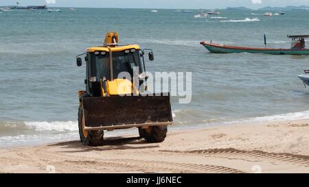 Bulldozer Gizmo pesante attrezzatura per movimento terra al lavoro sulla spiaggia di Pattaya Thailandia disastro ambientale Movimento Terra Attrezzature di costruzione Foto Stock