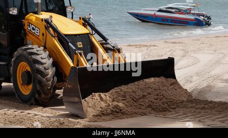 Bulldozer Gizmo pesante attrezzatura per movimento terra al lavoro sulla spiaggia di Pattaya Thailandia disastro ambientale Movimento Terra Attrezzature di costruzione Foto Stock