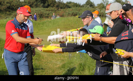 Spagna Sergio Garcia firma autografi per i fan durante la pratica giorno tre del Campionato Open 2017 al Royal Birkdale Golf Club, Southport. Foto Stock