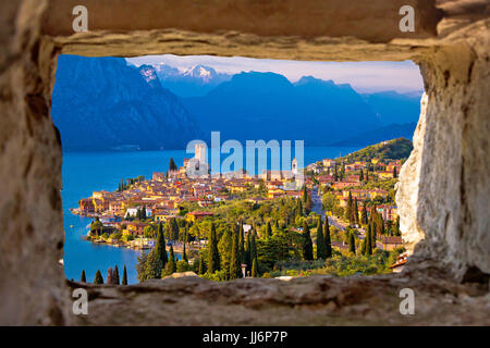 Malcesine e il Lago di Garda vista aerea attraverso la finestra di pietra, regione italiana Veneto Foto Stock