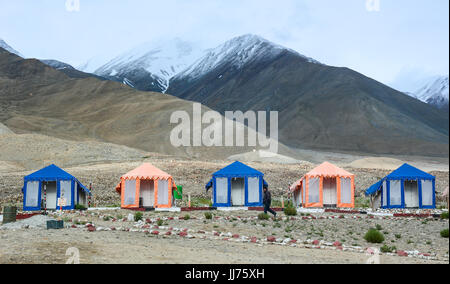 Tented campi del turismo al Lago Pangong in Ladakh, India. Ladakh è il più grande altopiano dello stato di Jammu e Kashmir con gran parte di essa essendo oltre i 3.000 m Foto Stock